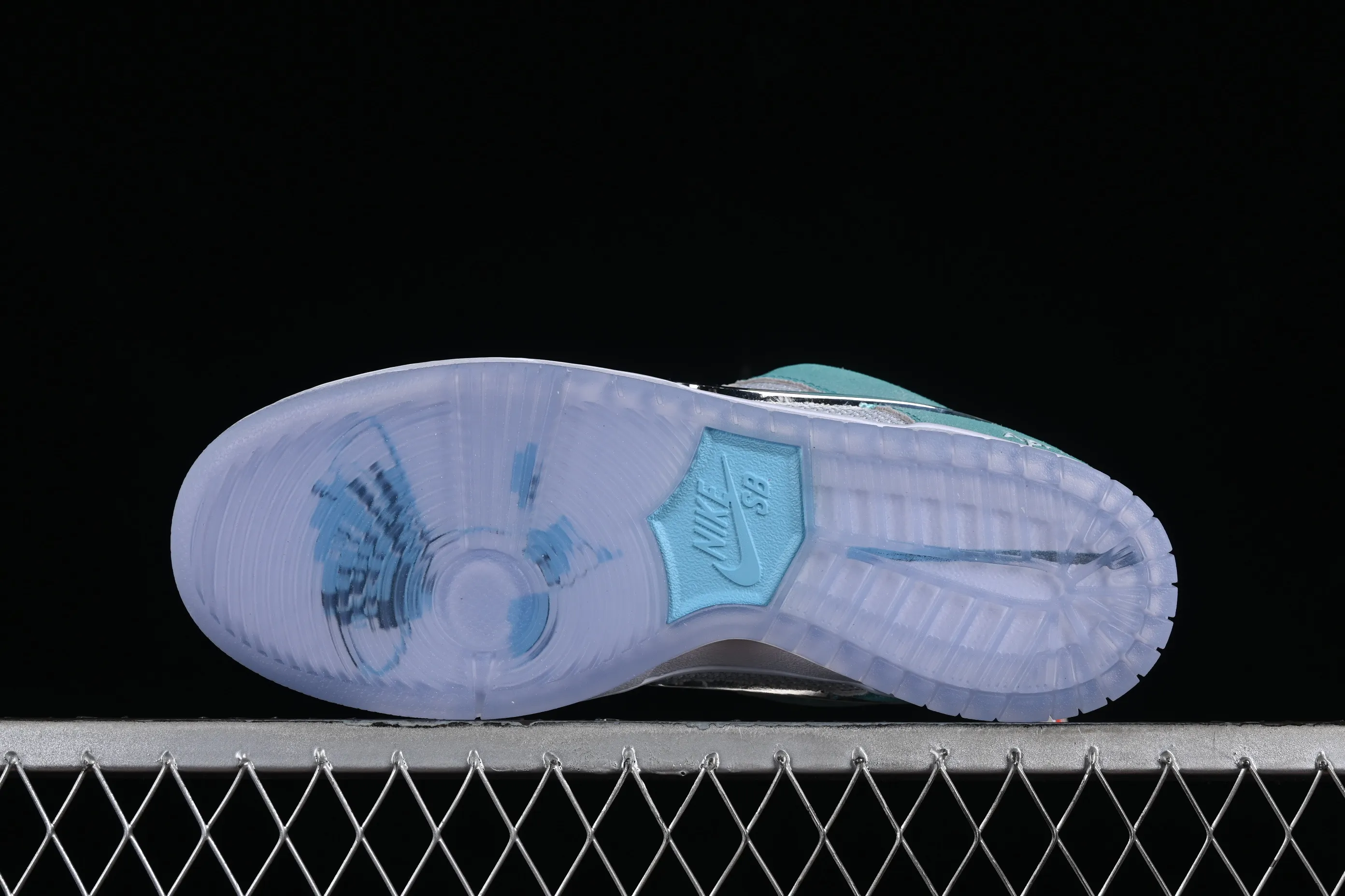 All Categories Nk SB Dunk Series Nk SB Dunk Low Low-top sneakers Pure original April Skateboards x Nk SB Dunk Low joint model Frozen Rose SB smashed backboard fashion casual sneakers FD2562-400